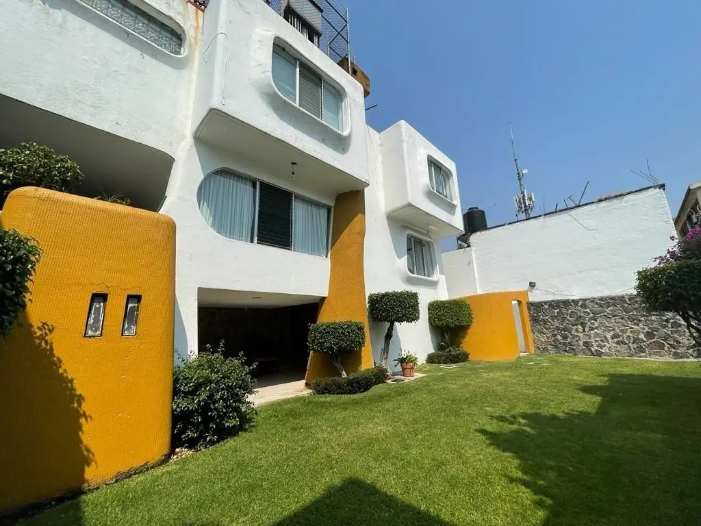 Casa Sola en Venta con Uso de Suelo Mixto. Col. Pradera,