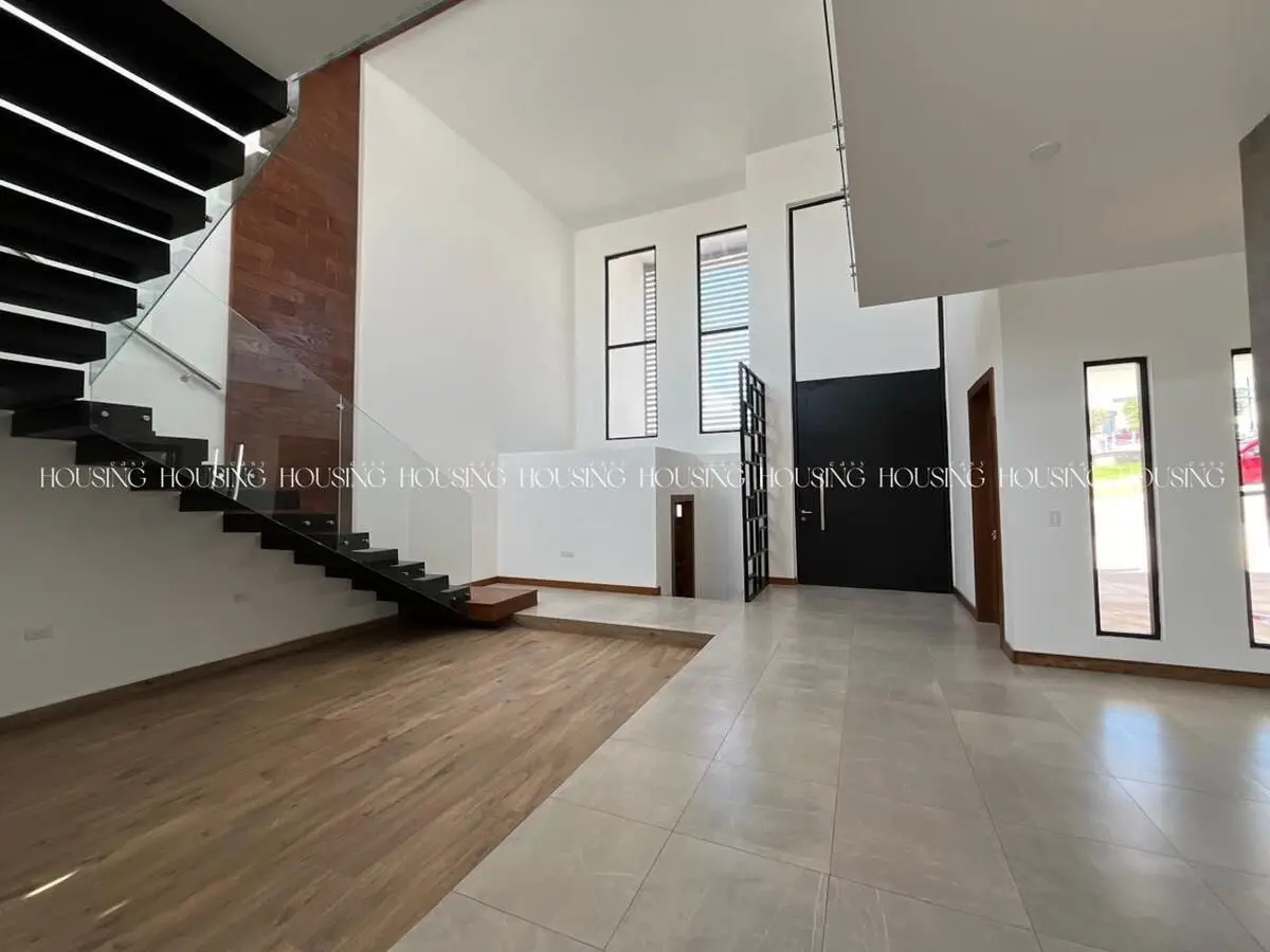 Casa en Venta en Zona Azenzo-Fashion Mall Frente a Parque con Recámara en Pb — foto 2