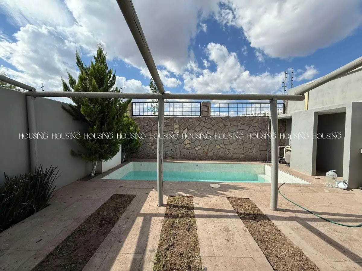 Casa Amueblada con Alberca y Frente a Parque en Renta — foto 2