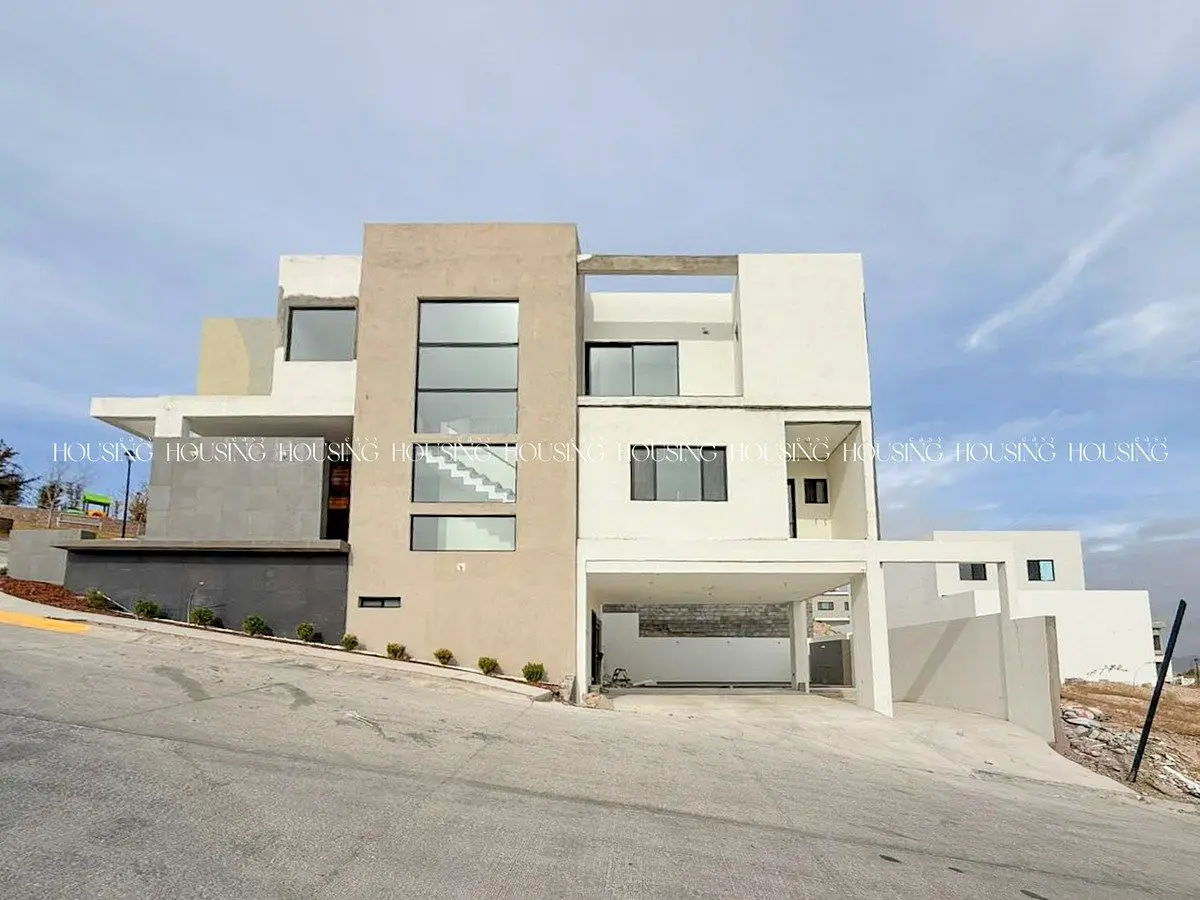 Casa en Venta en Paseo de las Lomas en Esquina Frente a Parque con Alberca — foto 2