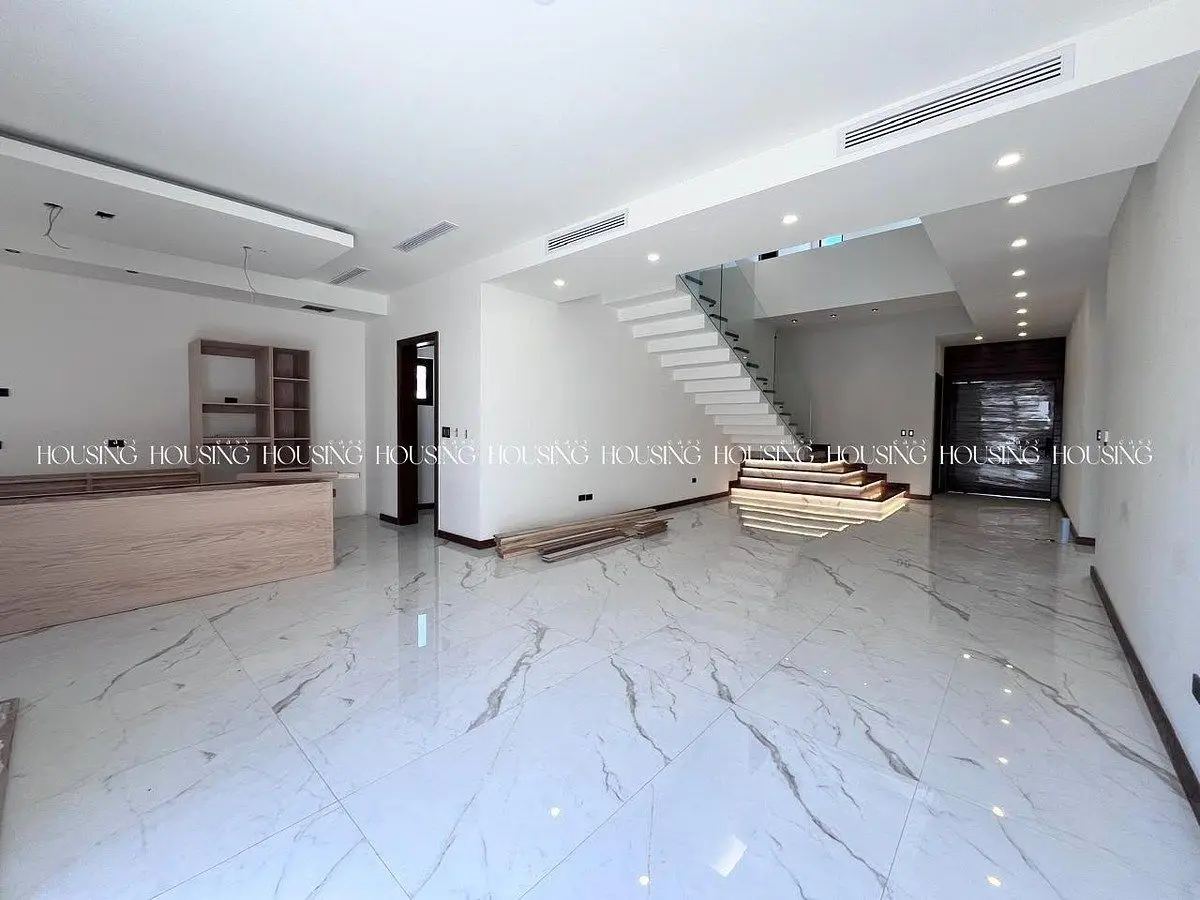 Residencia en Venta Frente a Parque con Oficina y Cuarto de Servicio — foto 3