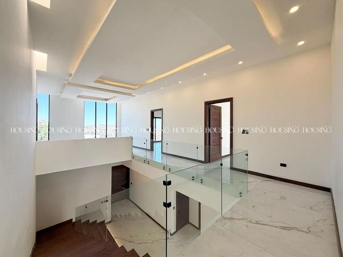 Residencia en Venta Frente a Parque con Oficina y Cuarto de Servicio — foto 6