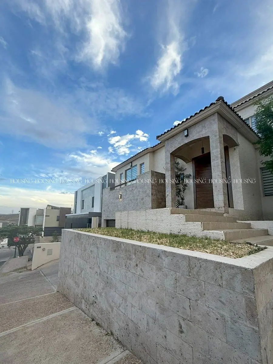 Casa en Renta con Recámara en Planta Baja en Bosques de San Francisco — foto 2