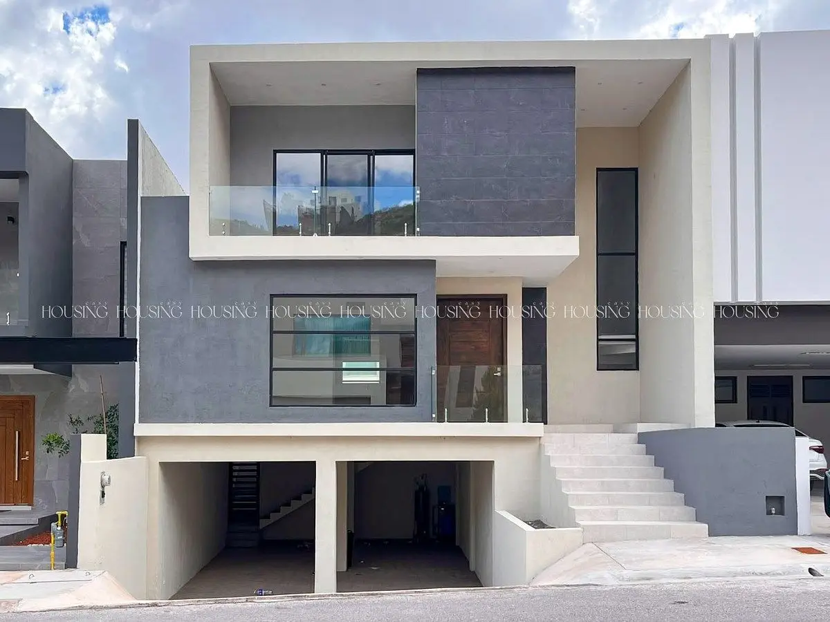 Casa en Venta en Valle Escondido con 4 Recámaras Cada una con Vestidor y Baño