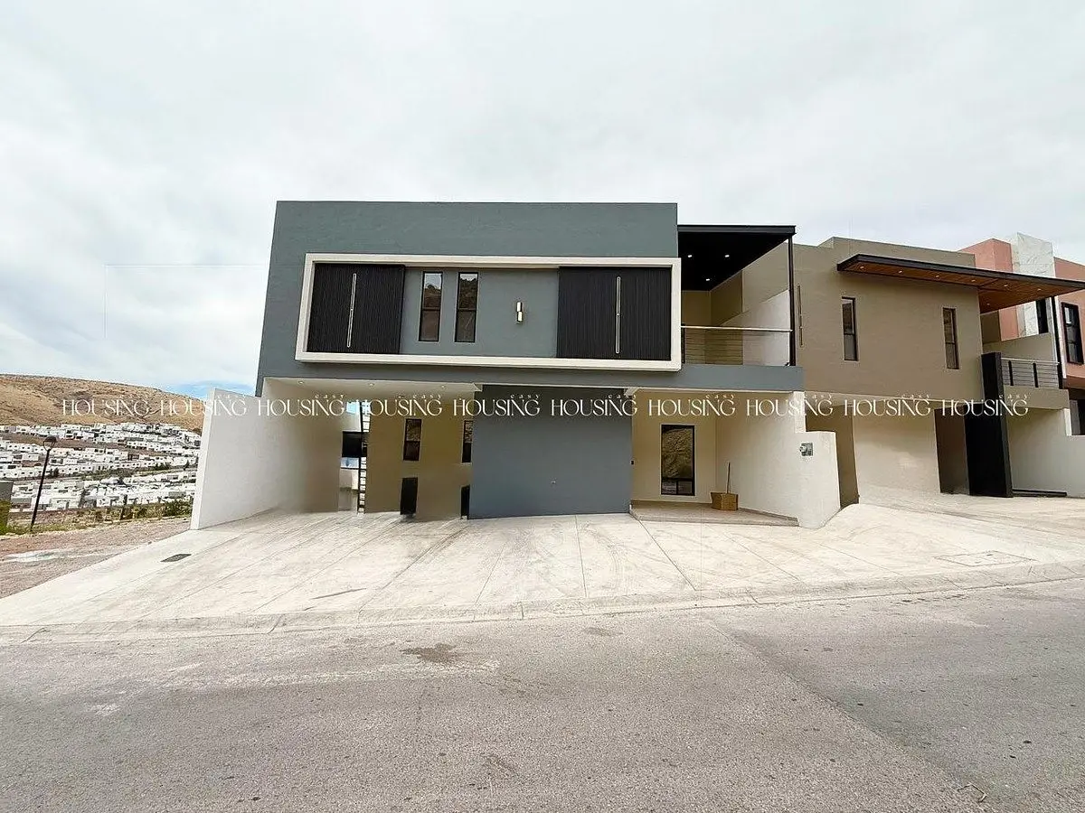 Casa en Venta con Recámara en Planta Baja en Valle Escondido