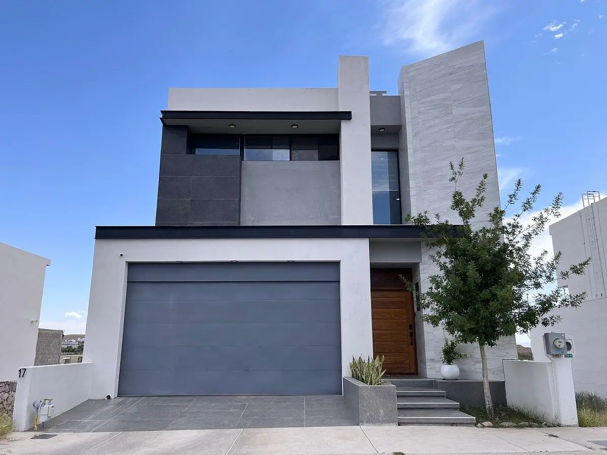 Residencia de 3 Niveles con Estancia-Bar, Cuarto de Servicio y Páneles en Venta