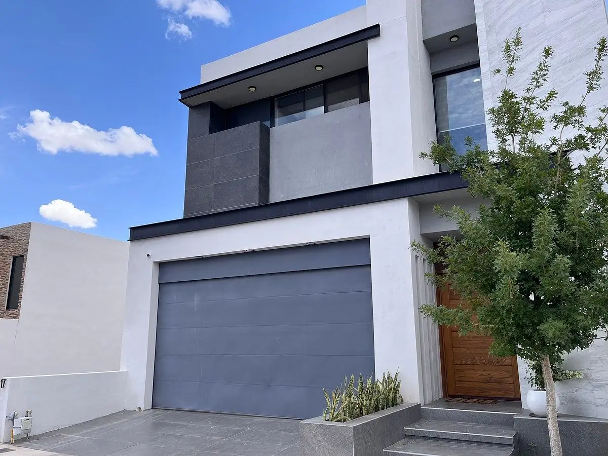 Residencia de 3 Niveles con Estancia-Bar, Cuarto de Servicio y Páneles en Venta — foto 2