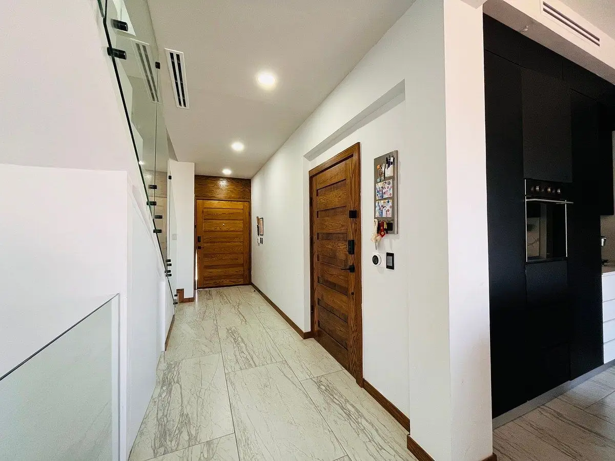 Residencia de 3 Niveles con Estancia-Bar, Cuarto de Servicio y Páneles en Venta — foto 3