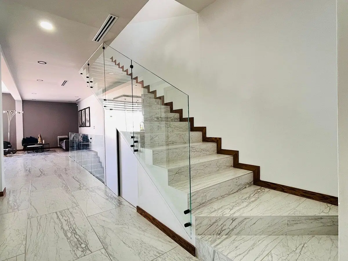 Residencia de 3 Niveles con Estancia-Bar, Cuarto de Servicio y Páneles en Venta — foto 4