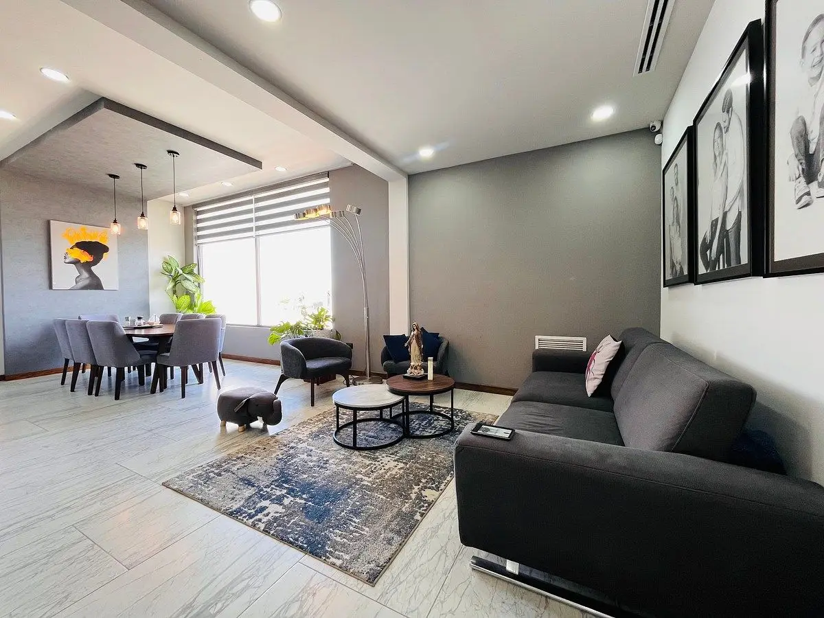 Residencia de 3 Niveles con Estancia-Bar, Cuarto de Servicio y Páneles en Venta — foto 5