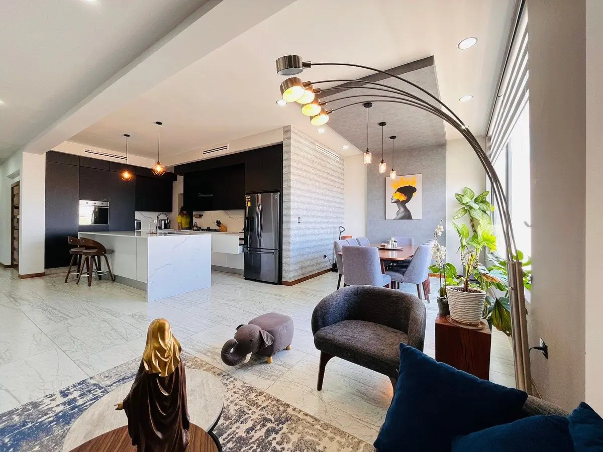 Residencia de 3 Niveles con Estancia-Bar, Cuarto de Servicio y Páneles en Venta — foto 6