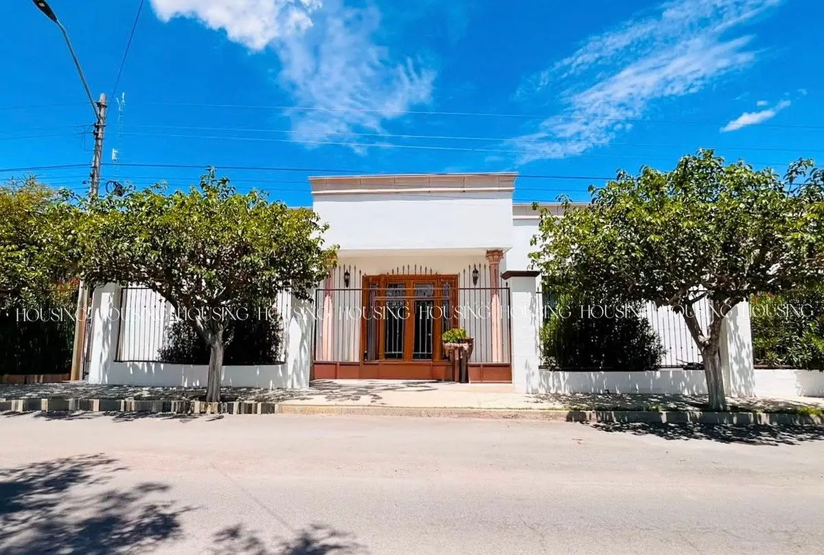 Residencia Amueblada en Esquina C/4 Recámaras y Gran Área Social en Venta 553 M2