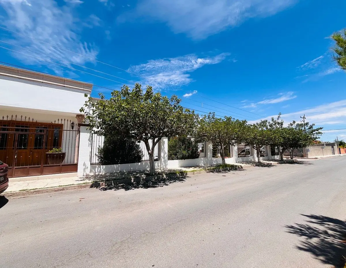 Residencia Amueblada en Esquina C/4 Recámaras y Gran Área Social en Venta 553 M2 — foto 2