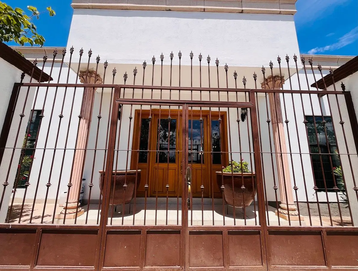 Residencia Amueblada en Esquina C/4 Recámaras y Gran Área Social en Venta 553 M2 — foto 3