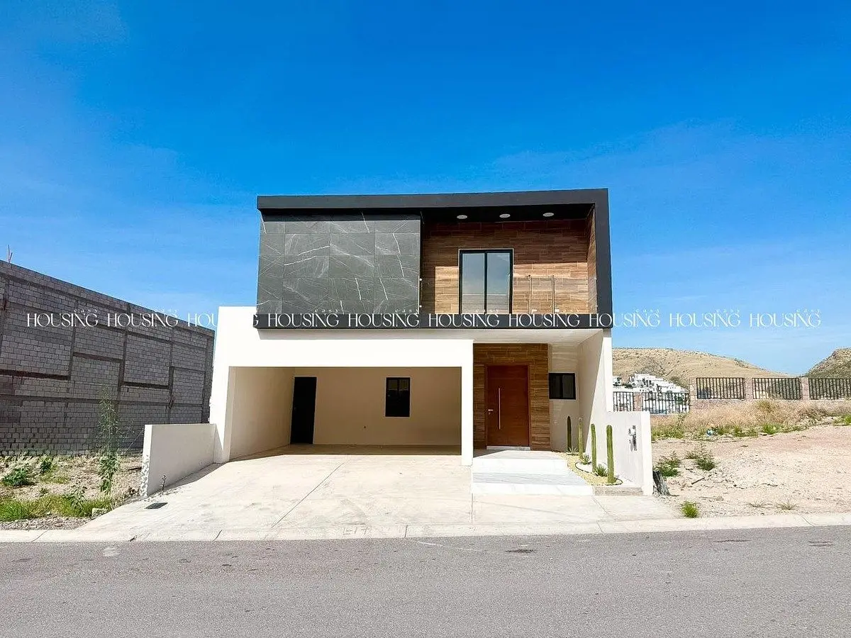 Casa en Venta en Zona Valle Escondido con 4 Recámaras, una en Planta Baja