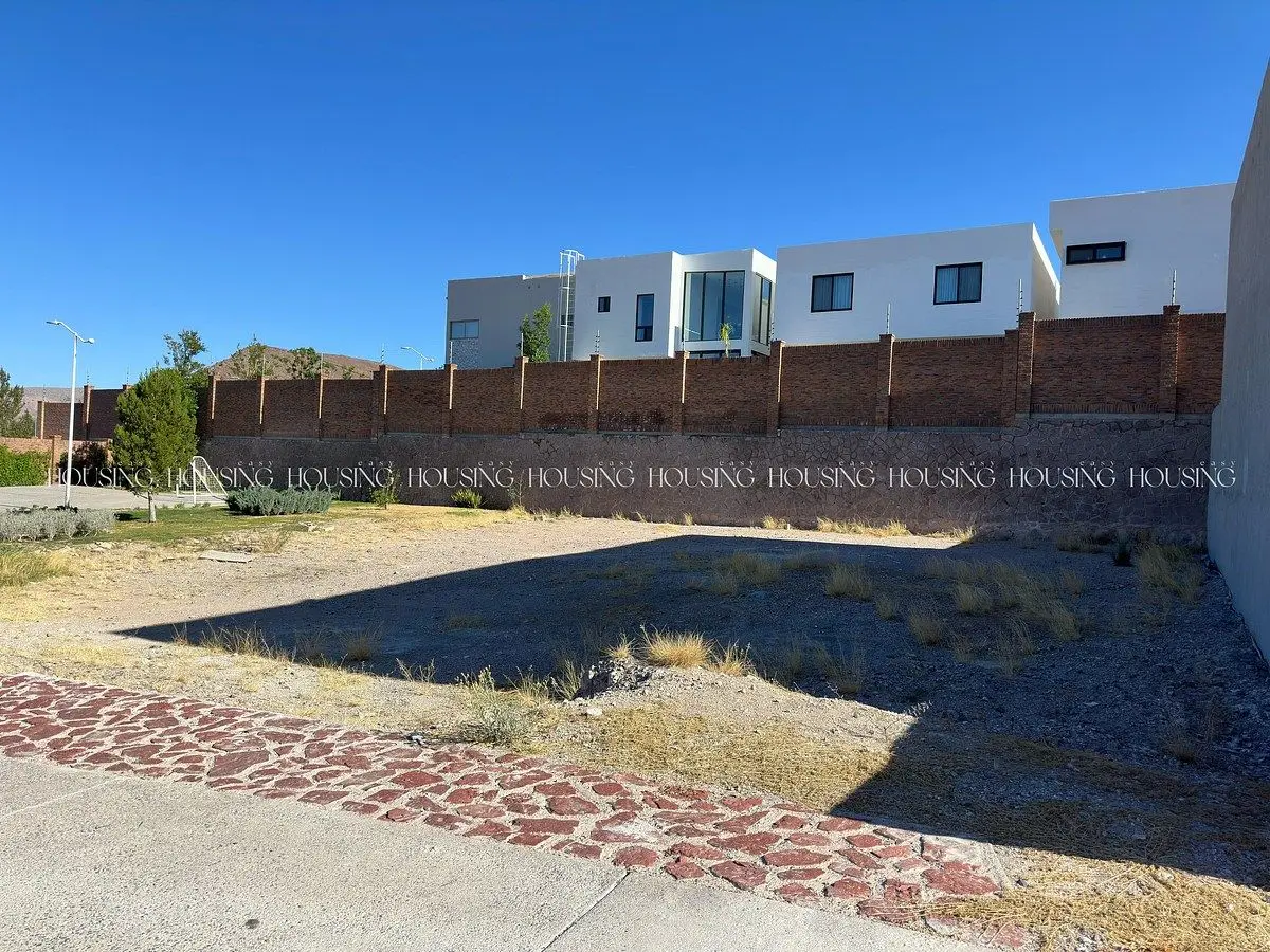 Terreno Plano en Venta Junto a Área Jardinada en Altozano