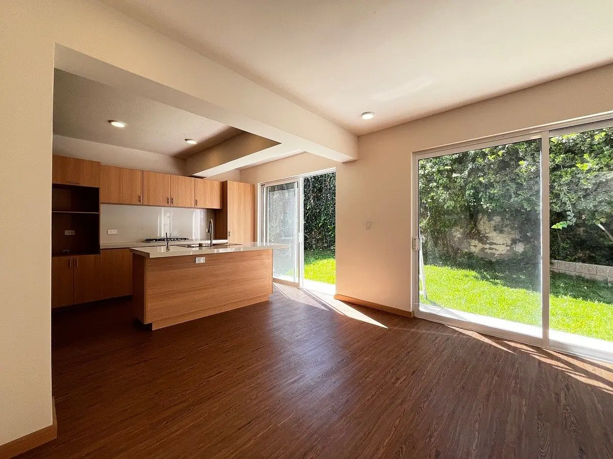 Casa con Recámara en Pb, Gran Jardín, a 1 Min del Periférico en Cumbres en Venta — foto 2