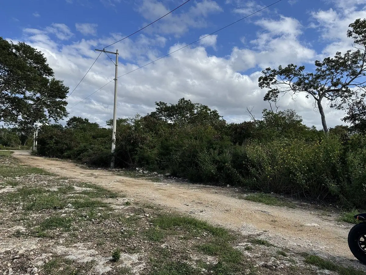 Terreno en venta en komchen con calle blanca y luz — foto 3