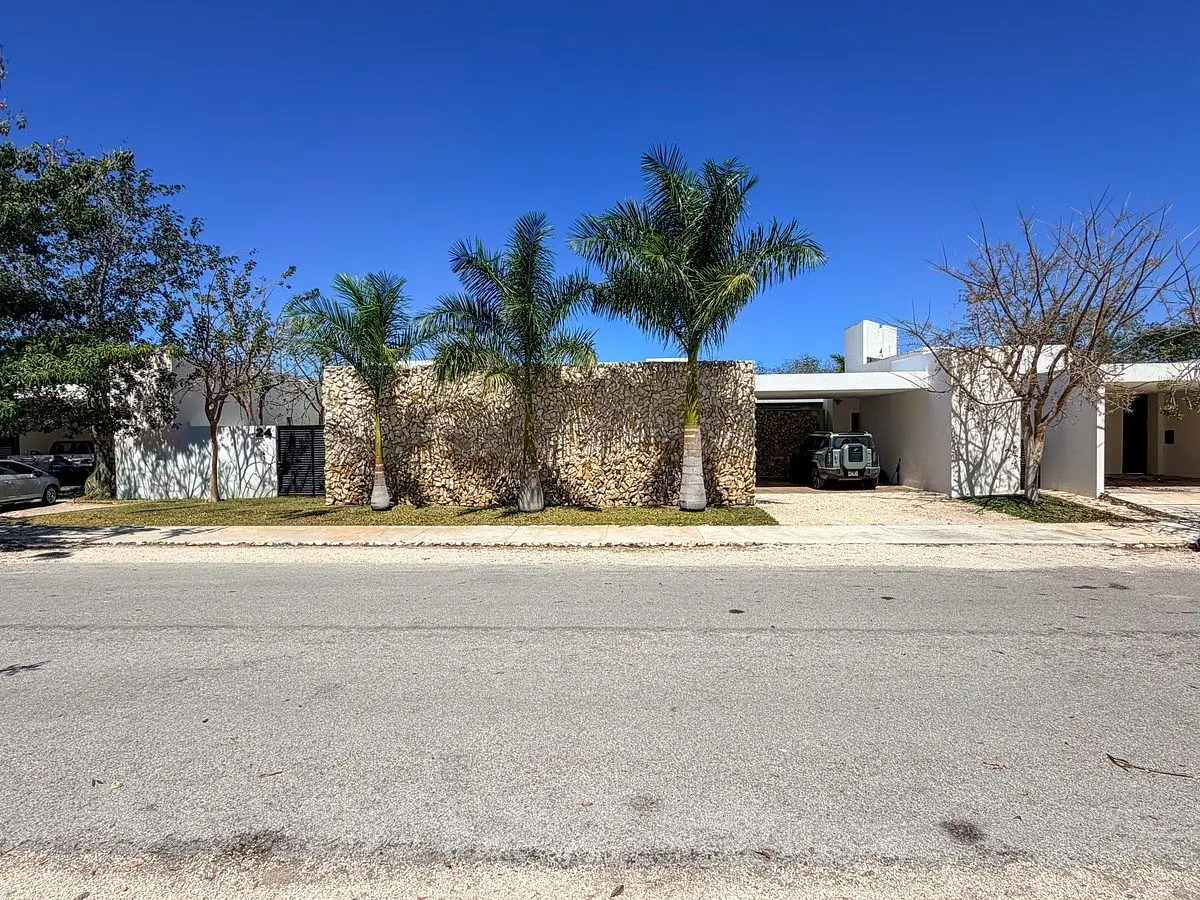 Residencia en 1 planta con amplios jardines dentro de privada al norte de Mérida — foto 2