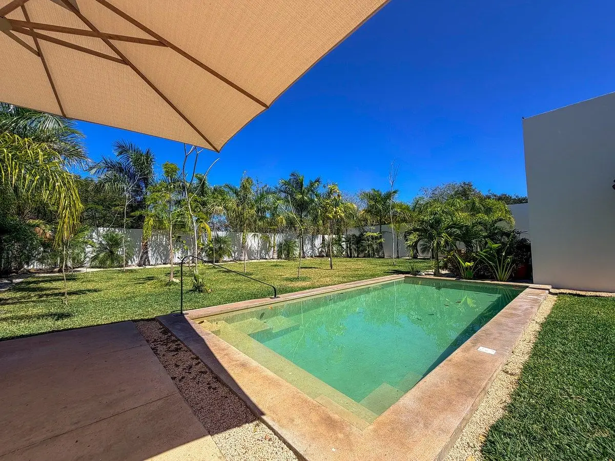 Residencia en 1 planta con amplios jardines dentro de privada al norte de Mérida — foto 3