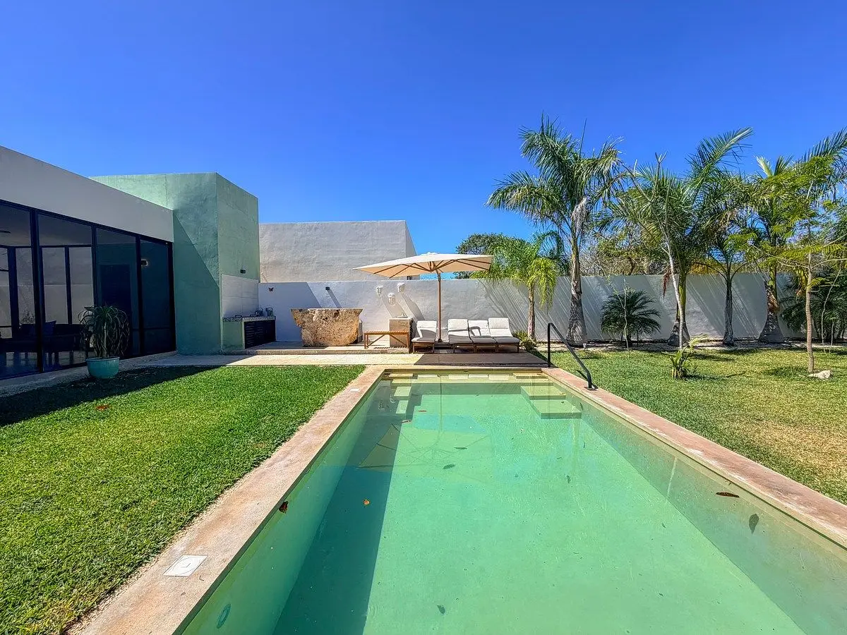 Residencia en 1 planta con amplios jardines dentro de privada al norte de Mérida — foto 4