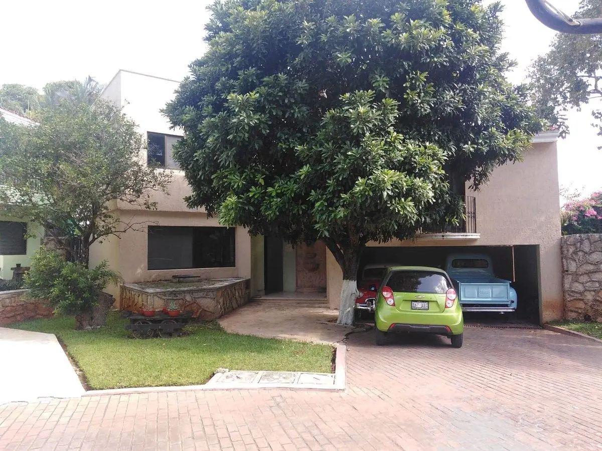 Residencia en exclusiva privada al norte de Mérida, con alberca