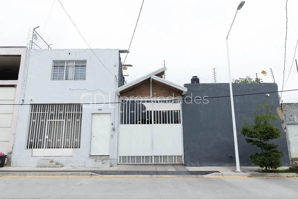 Periférico y Alcalde Casa con Alberca y Local Comercial en Venta