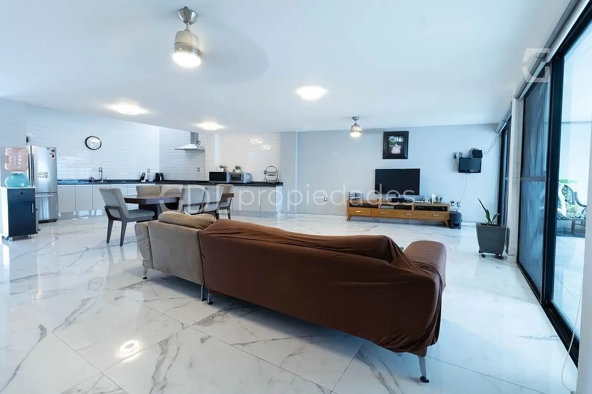 Periférico y Alcalde Casa con Alberca y Local Comercial en Venta — foto 2