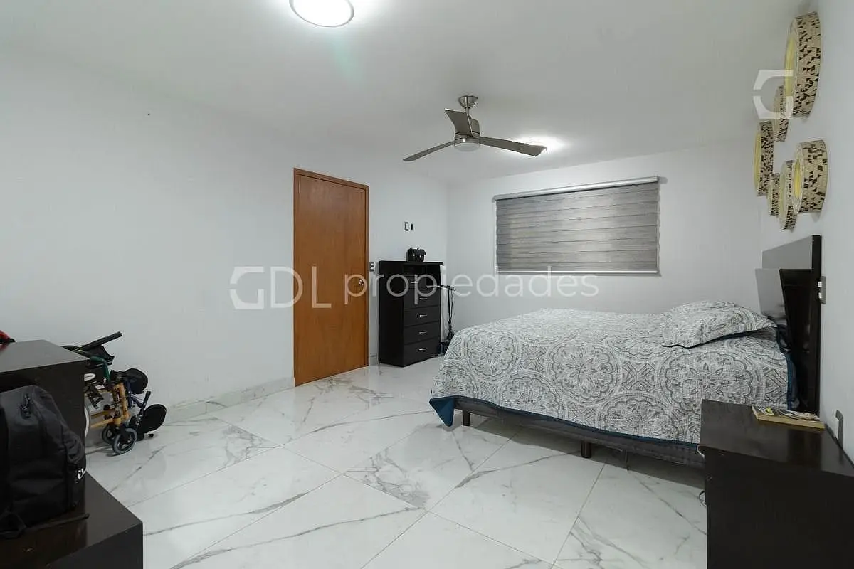 Periférico y Alcalde Casa con Alberca y Local Comercial en Venta — foto 5