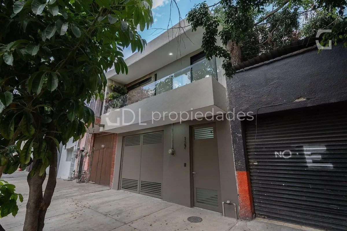 Medrano Casa Recien Remodelada en Venta