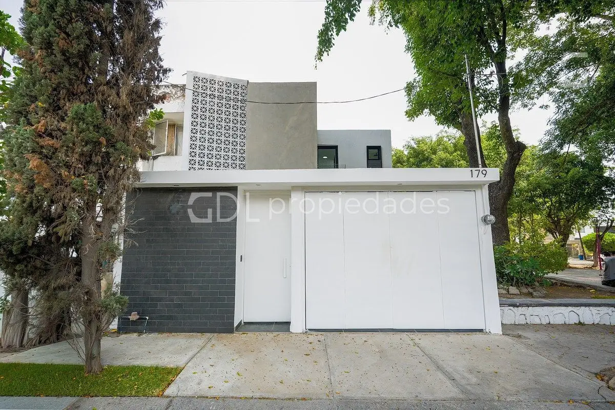 El Manantial Casa Recién Remodelada en Venta