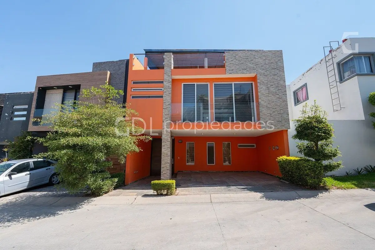 Altavista Bosques Casa Muy Amplia en Venta