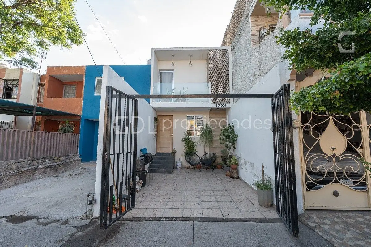 Zalate Casa a unas Cuadras de Malecón en Venta