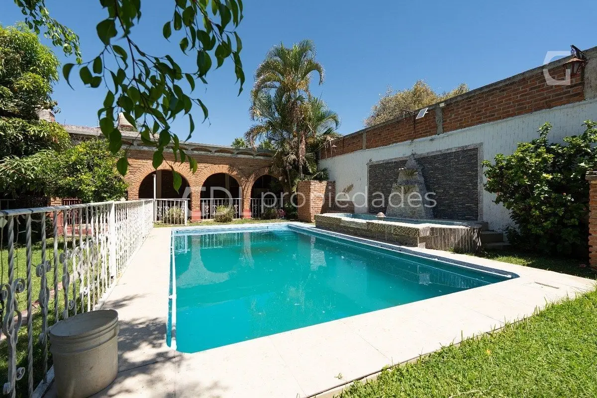 Vista Hermosa Terraza con Dos Casas en Venta