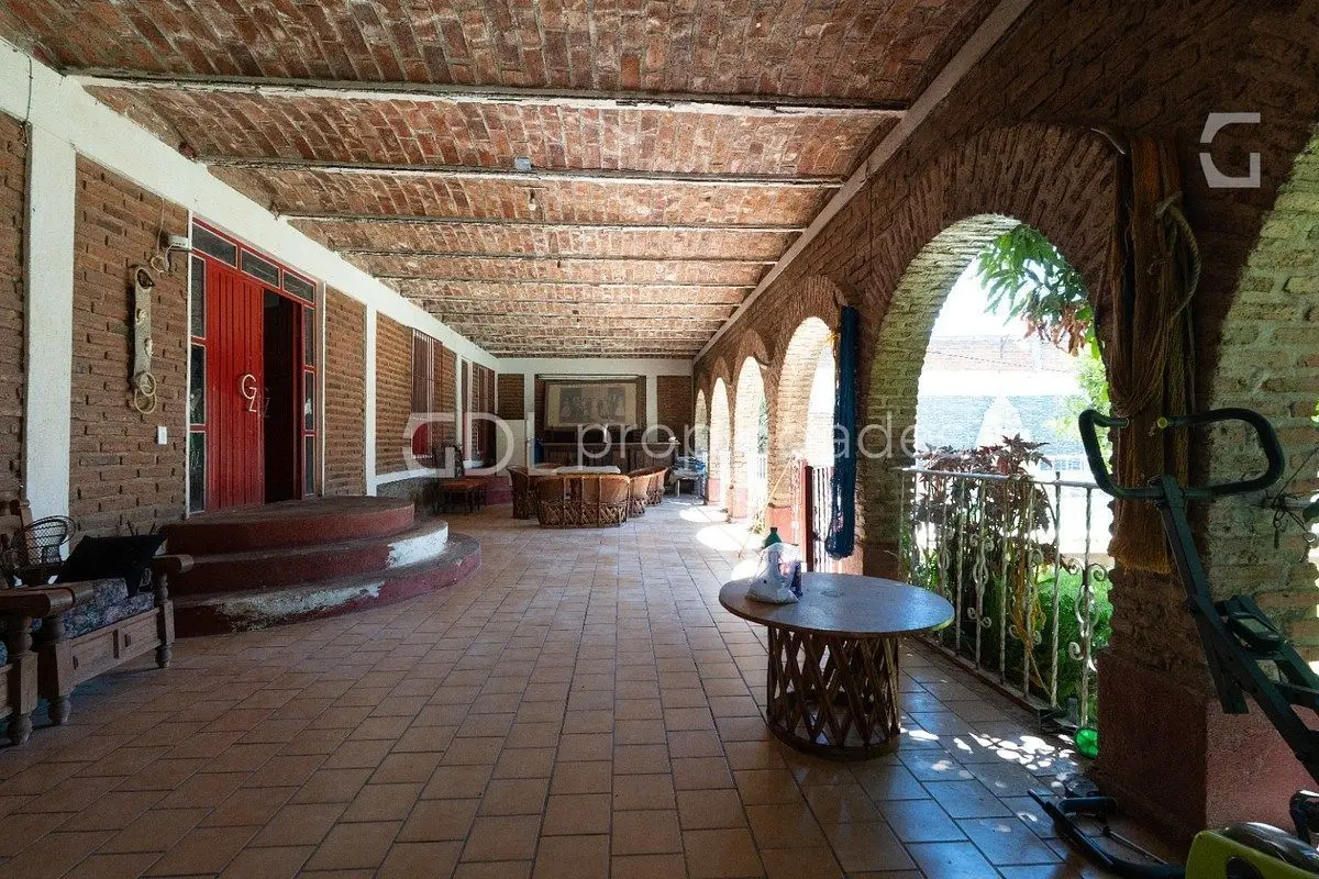 Vista Hermosa Terraza con Dos Casas en Venta — foto 4