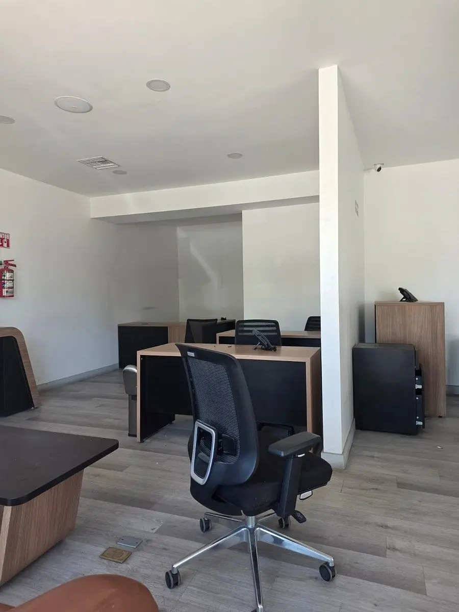 Local Comercial con Amplio Terreno Disponible en Renta — foto 2