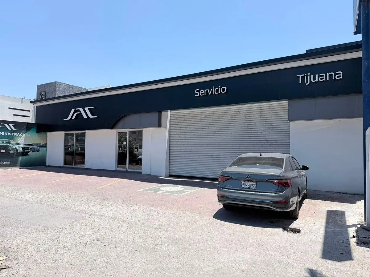 Local Comercial con Amplio Terreno Disponible en Renta — foto 3