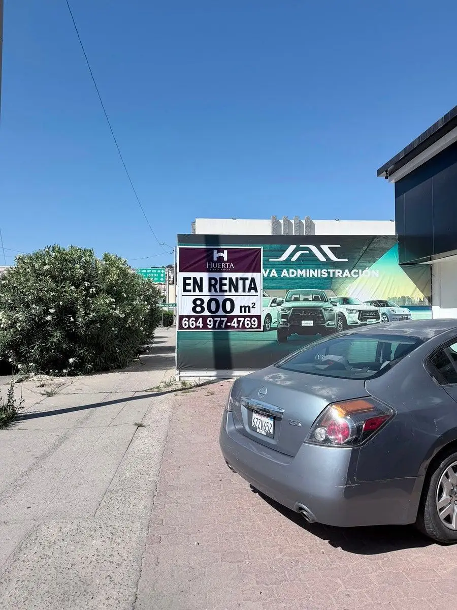 Local Comercial con Amplio Terreno Disponible en Renta — foto 4