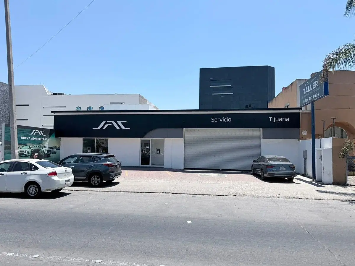 Local Comercial con Amplio Terreno Disponible en Renta — foto 7