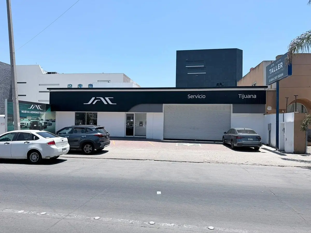 Local Comercial con Amplio Terreno Disponible en Renta — foto 8