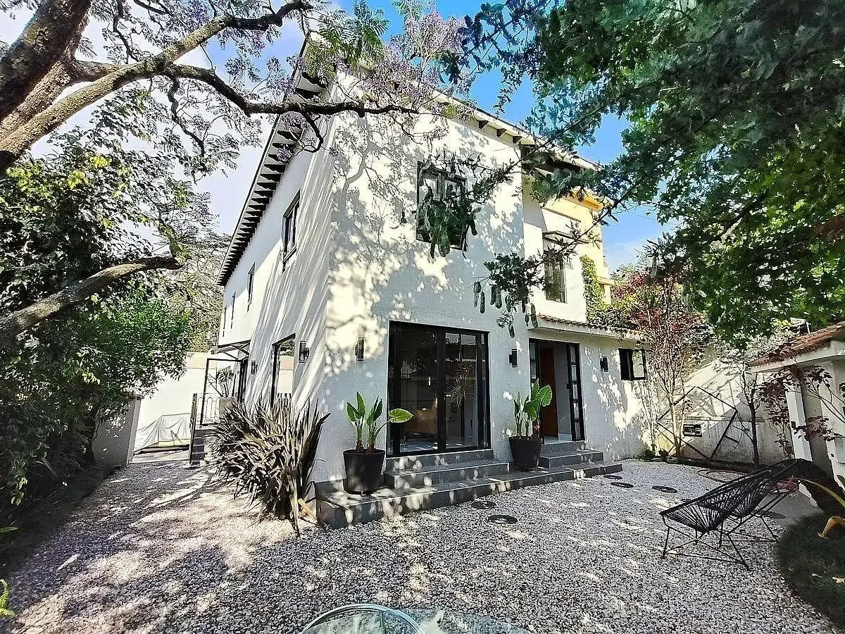 Casa con Uso de Suelo en Venta en Lomas de Chapultepec