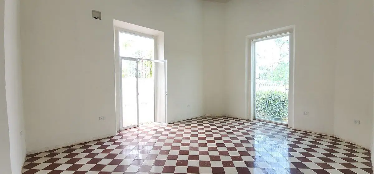 Renta local comercial en Casona colonial frente parque Itzimna — foto 3