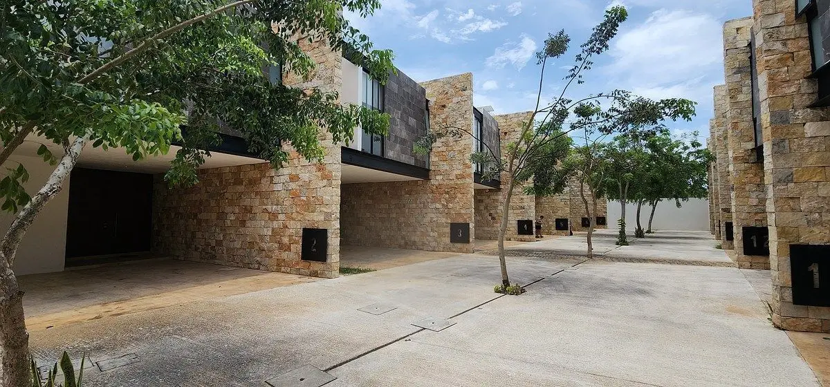 Renta Townhouse sin Muebles Temozón 3 Recamaras + Estudio