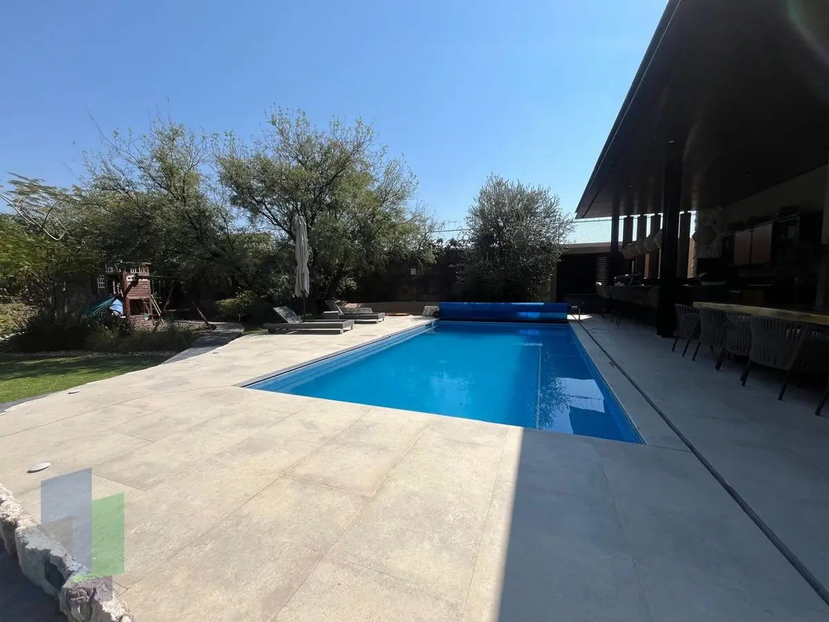 Casa en venta de un nivel en Jurica con alberca y bungalow independiente. — foto 2