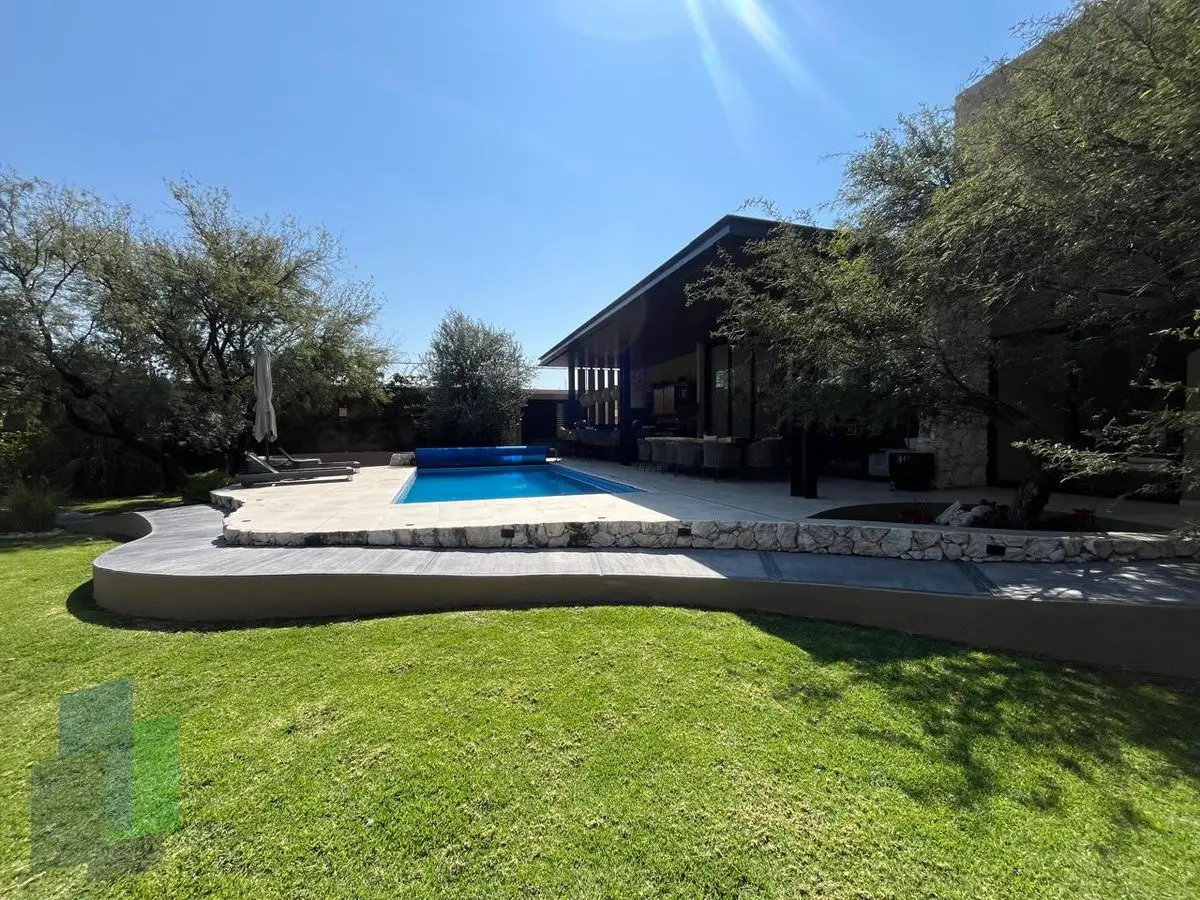 Casa en venta de un nivel en Jurica con alberca y bungalow independiente. — foto 3