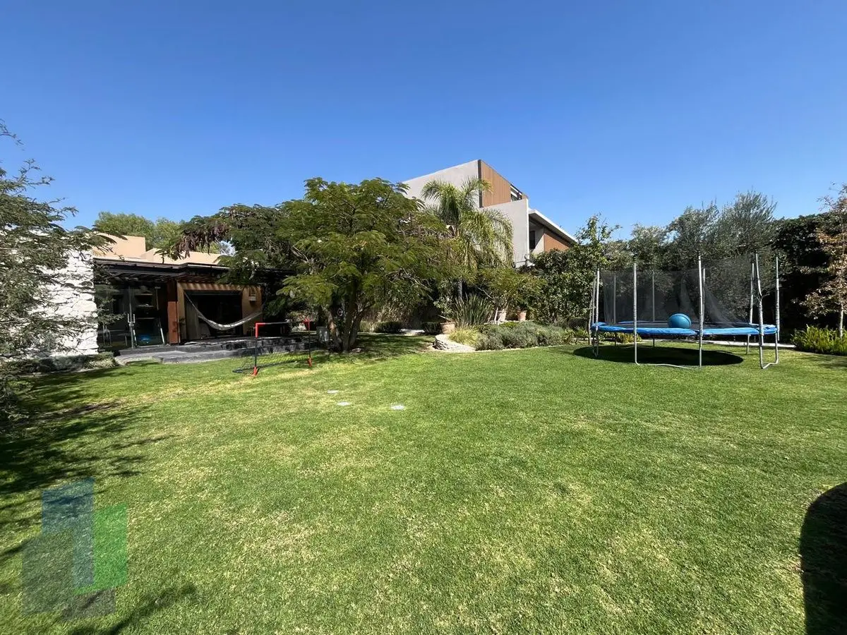 Casa en venta de un nivel en Jurica con alberca y bungalow independiente. — foto 4