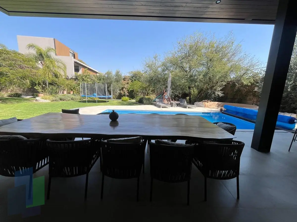 Casa en venta de un nivel en Jurica con alberca y bungalow independiente. — foto 6