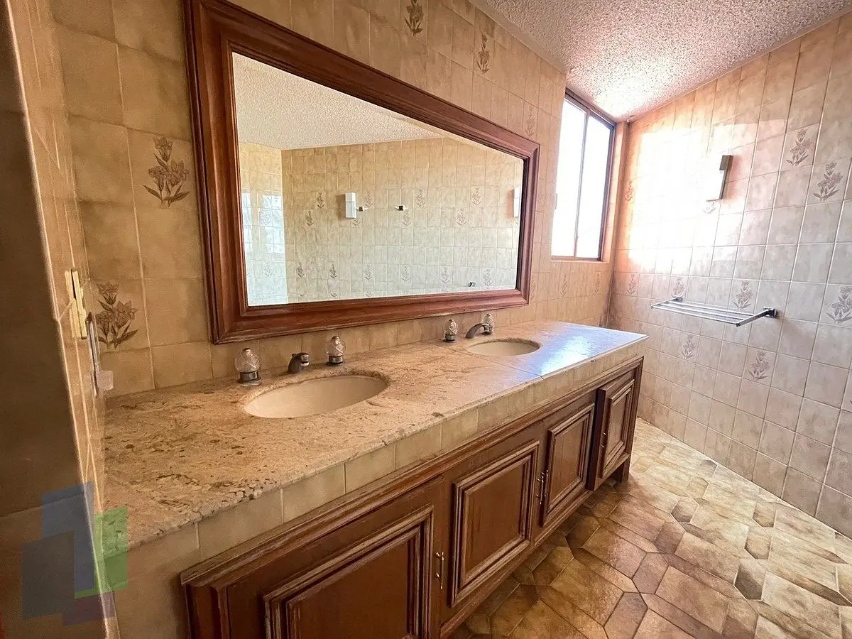 Casa en venta zona los Arcos y Loma Dorada muy amplia,. — foto 4