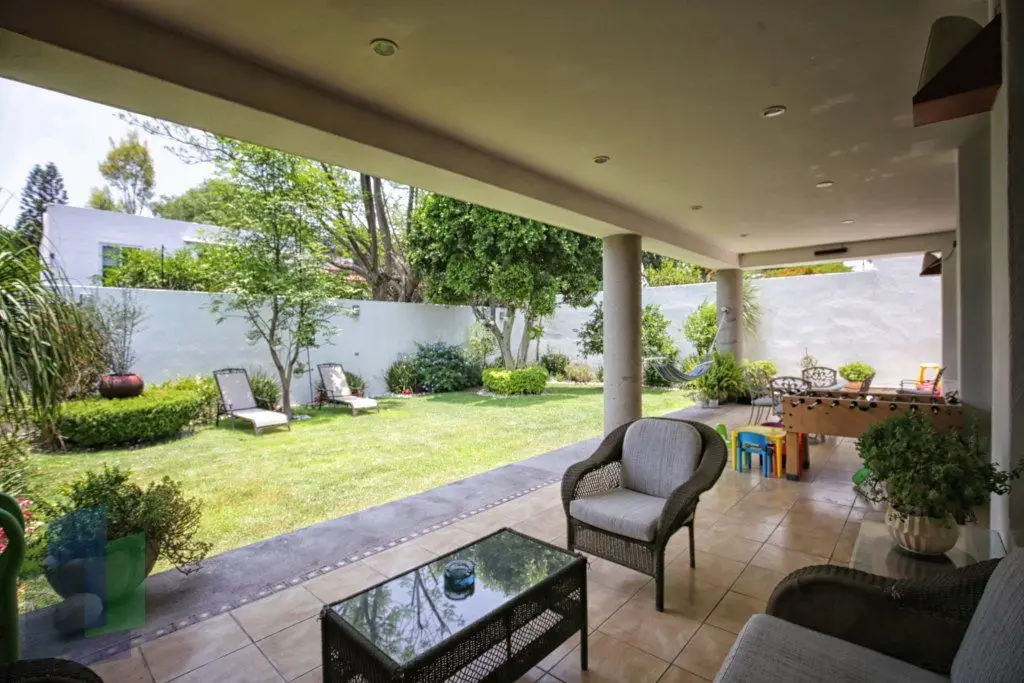 Jurica, casa en venta en privada con vigilancia con 4 habitaciones.