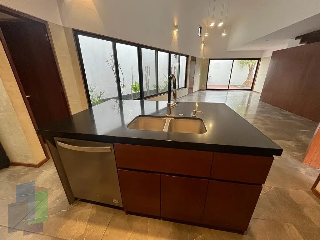 Juriquilla, casa en venta en exclusiva privada con cancha de tenis y alberca. — foto 2